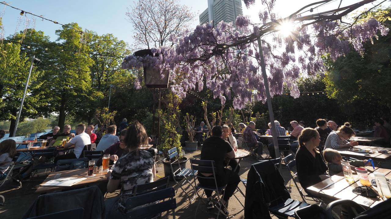 Der Biergarten am Rhein in Riehl wurde renoviert (Archivfoto).
