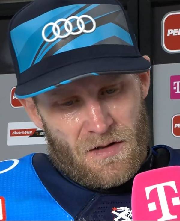Daniel Pietta spricht in ein Mikrofon mit Telekom-Logo.