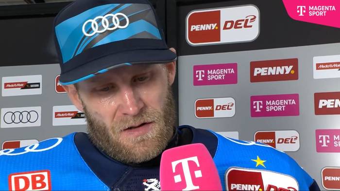 Daniel Pietta spricht in ein Mikrofon mit Telekom-Logo.
