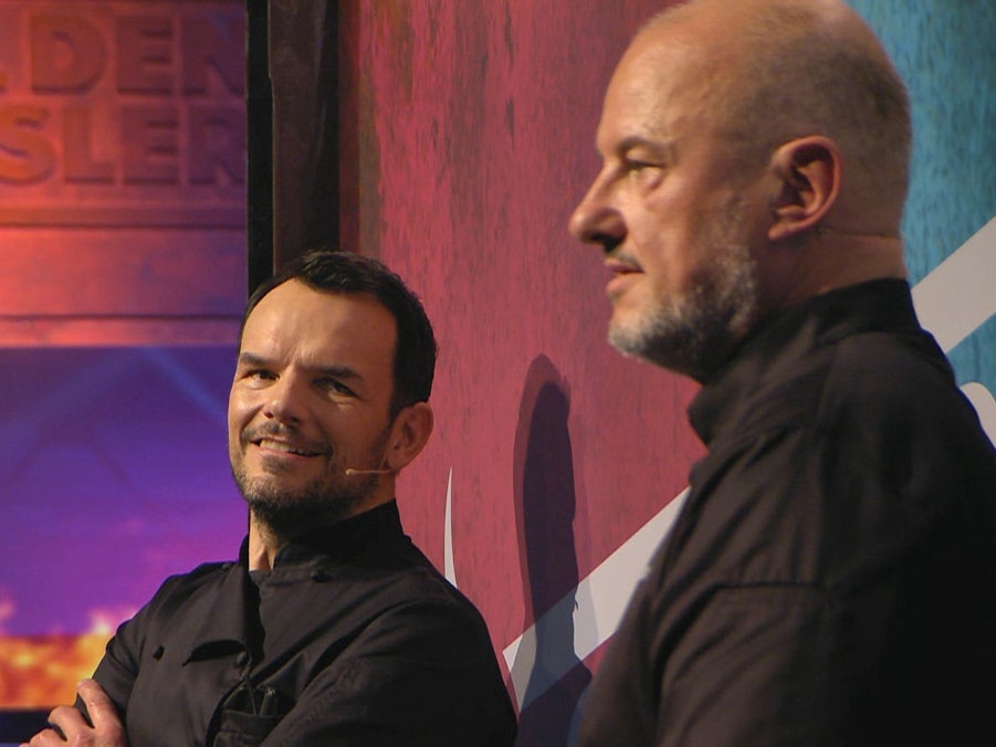 Zwei gegen einen: Bei „Grill den Henssler“ (VOX) lästerten die Grill-Gladiatoren Steffen Henssler (links) und Frank Rosin gegen den abwesenden gemeinsamen „Lieblings-Feind“ Tim Mälzer. (Bild: RTL)
