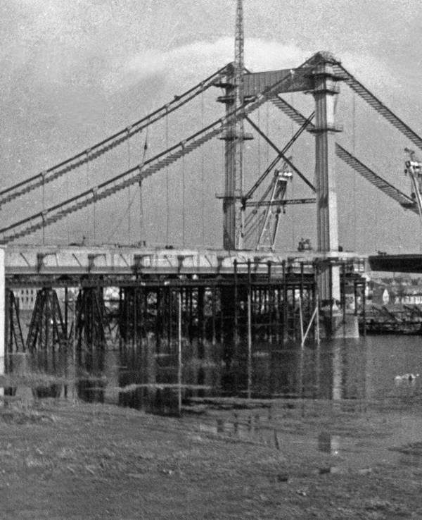 Die Adolf-Hitler-Brücke, später Rodenkirchener Brücke, kurz vor der Fertigstellung 1941