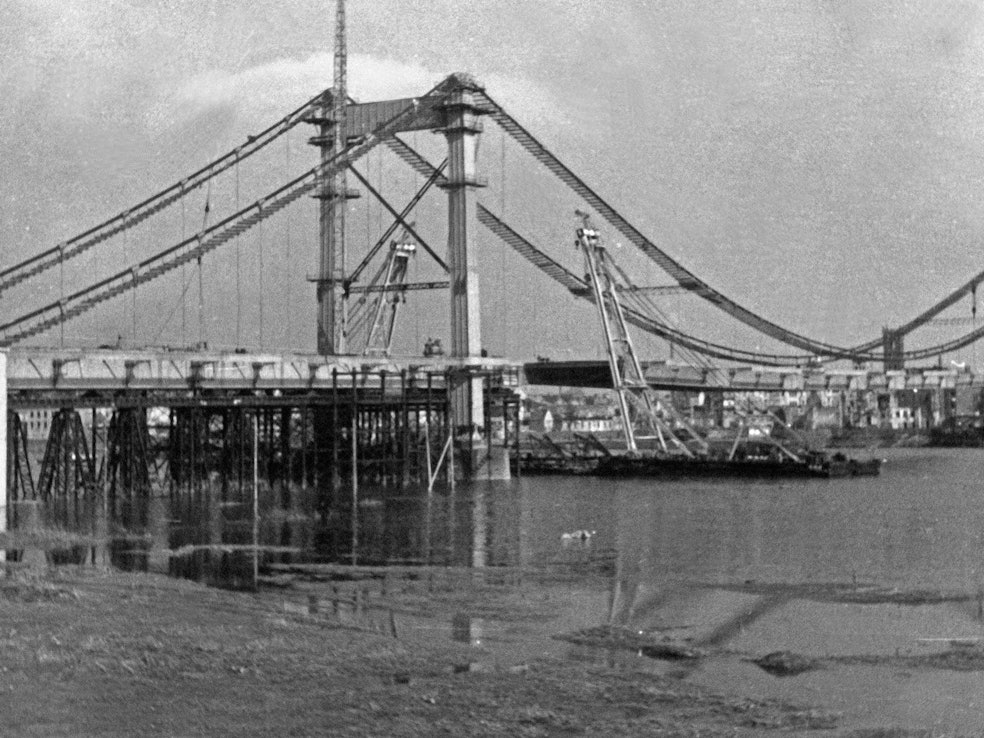 Die Adolf-Hitler-Brücke, später Rodenkirchener Brücke, kurz vor der Fertigstellung 1941