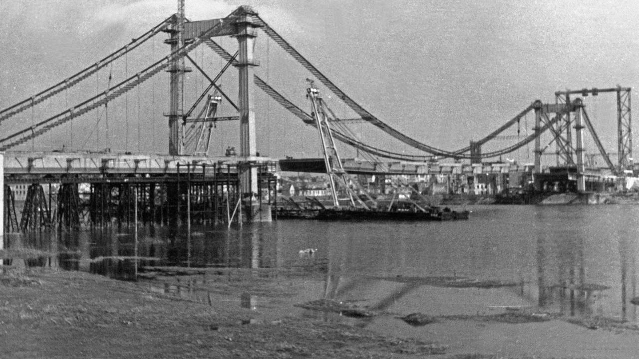 Die Adolf-Hitler-Brücke, später Rodenkirchener Brücke, kurz vor der Fertigstellung 1941