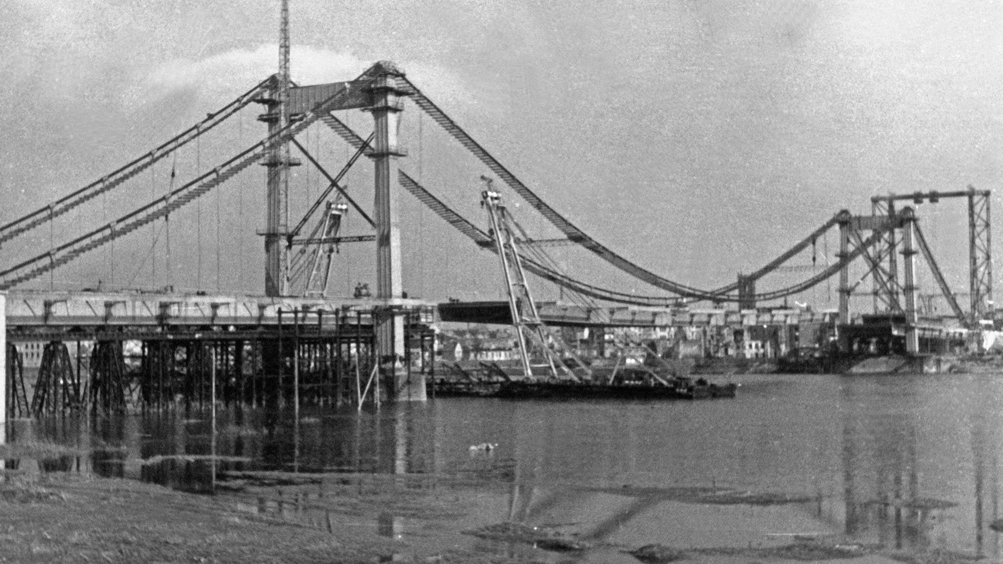 Die Adolf-Hitler-Brücke, später Rodenkirchener Brücke, kurz vor der Fertigstellung 1941