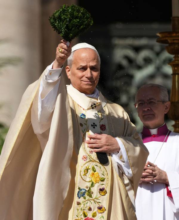 Papst Leo XIV. steht der Ostermesse auf dem Petersplatz.