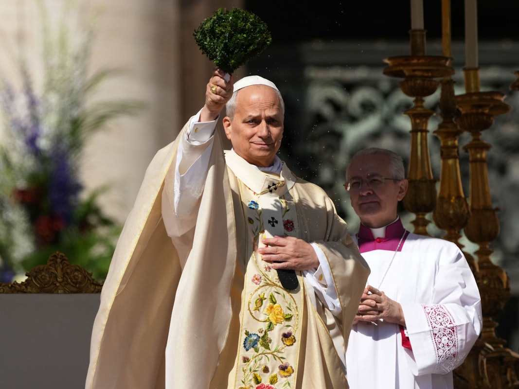 Papst Leo XIV. steht der Ostermesse auf dem Petersplatz.