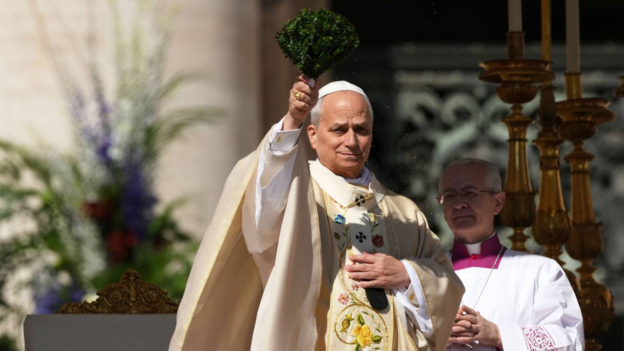 Papst Leo XIV. steht der Ostermesse auf dem Petersplatz.