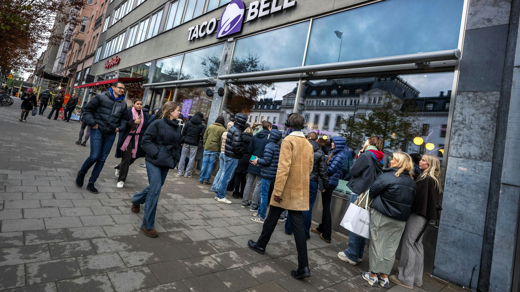 Bei einer Taco-Bell-Eröffnung in Stockholm bildeten sich lange Schlangen vor dem Geschäft.