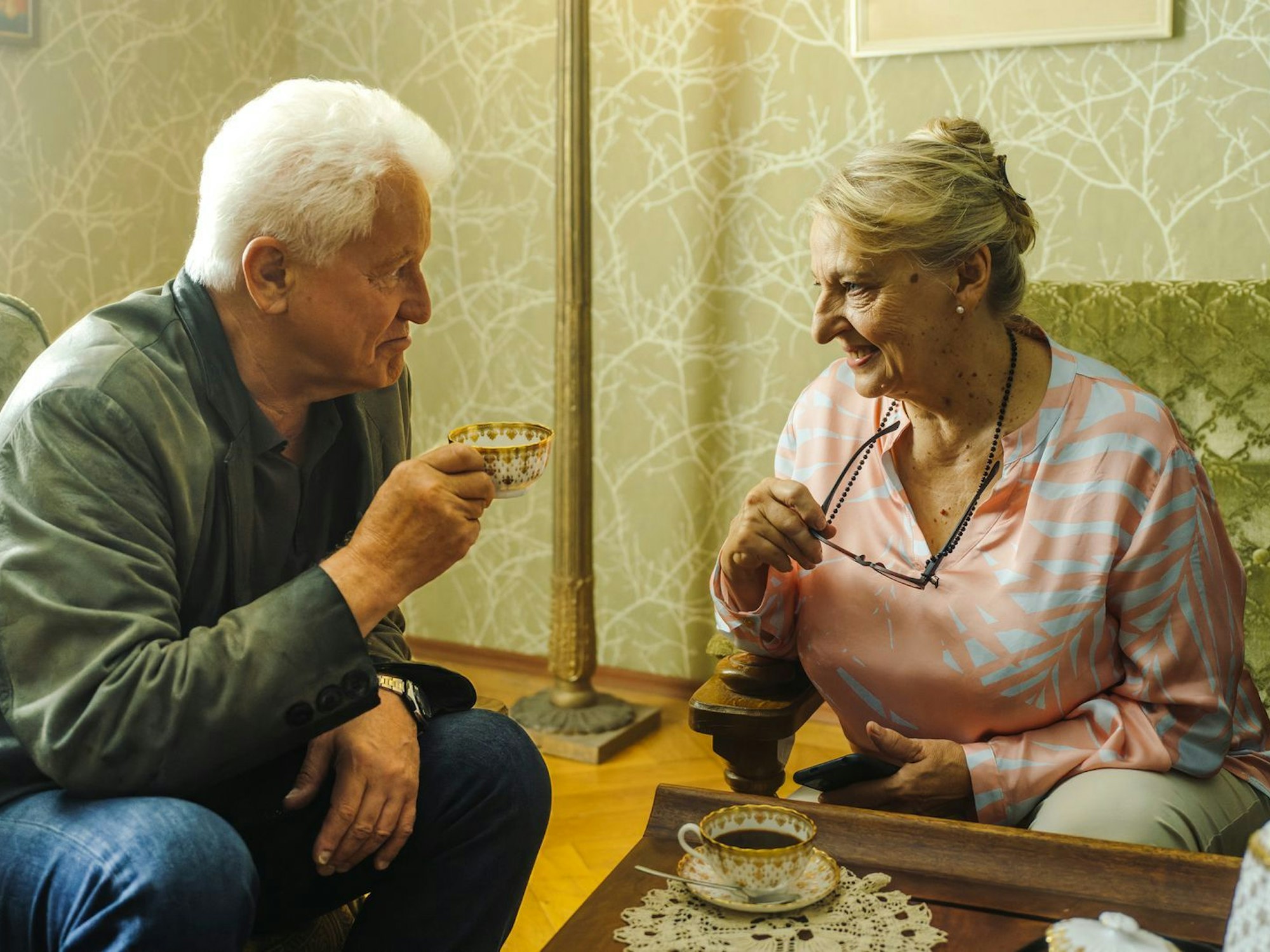 Ivo Batic (Miroslav Nemec) befragte Frau Breitlinger (Johanna Bittenbinder) zu den Ereignissen in einer Nachbarwohnung. (Bild: BR/NEUESUPER GmbH/Hendrik Heiden)