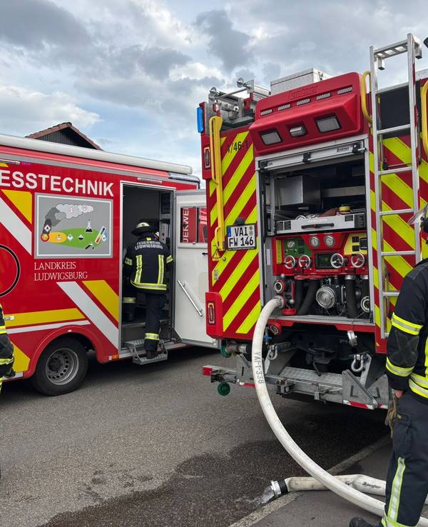 Einsatzkräfte der Feuerwehr in Vaihingen an der Enz nordwestlich von Stuttgart