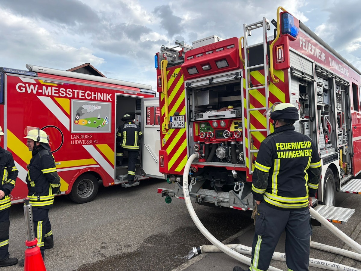Einsatzkräfte der Feuerwehr in Vaihingen an der Enz nordwestlich von Stuttgart