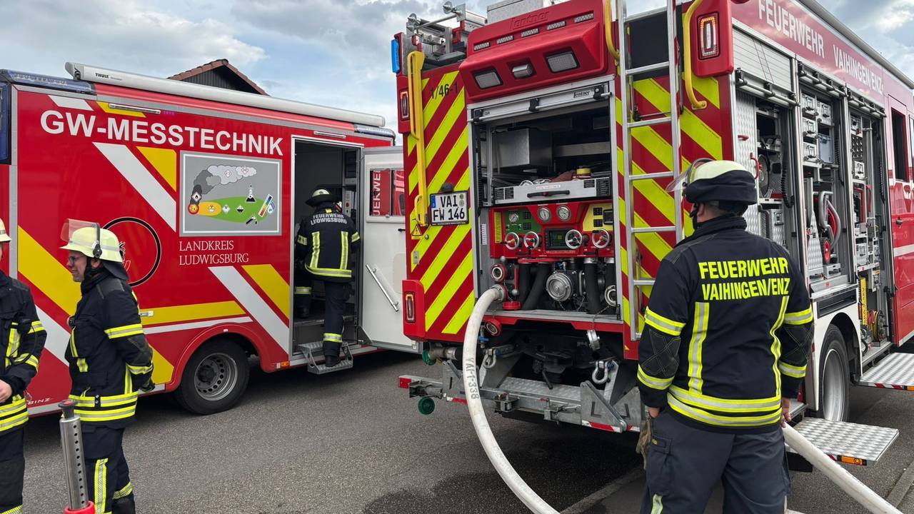 Einsatzkräfte der Feuerwehr in Vaihingen an der Enz nordwestlich von Stuttgart