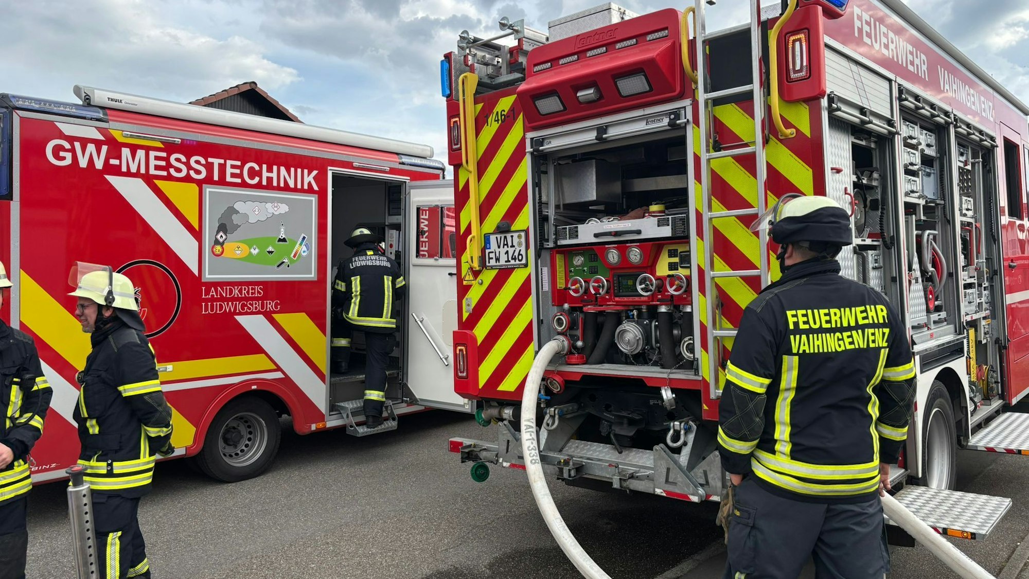 Einsatzkräfte der Feuerwehr in Vaihingen an der Enz nordwestlich von Stuttgart