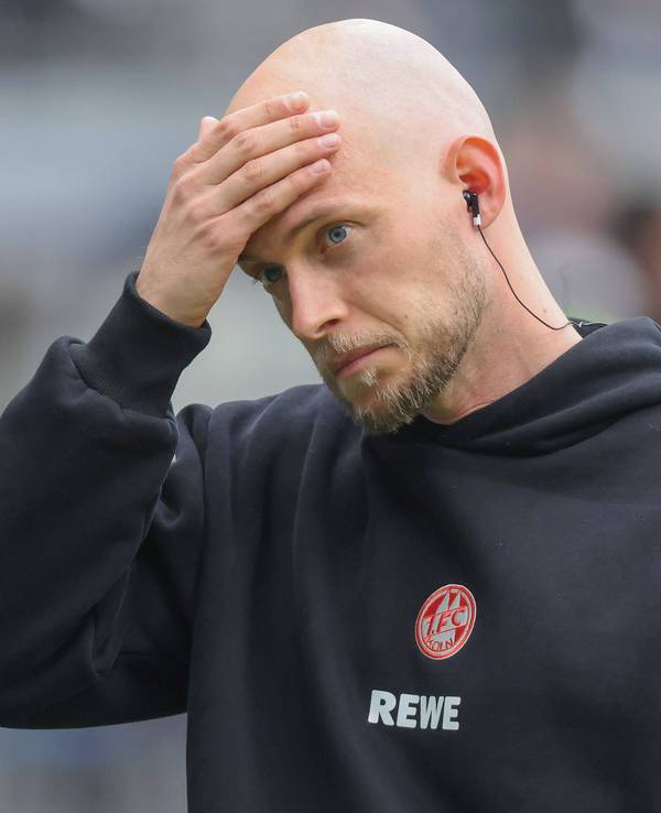 René Wagner fasst sich an die Stirn.