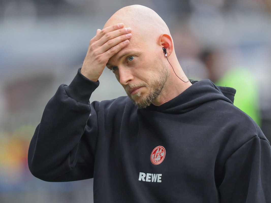 René Wagner fasst sich an die Stirn.