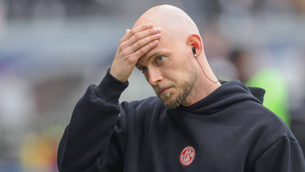 René Wagner fasst sich an die Stirn.