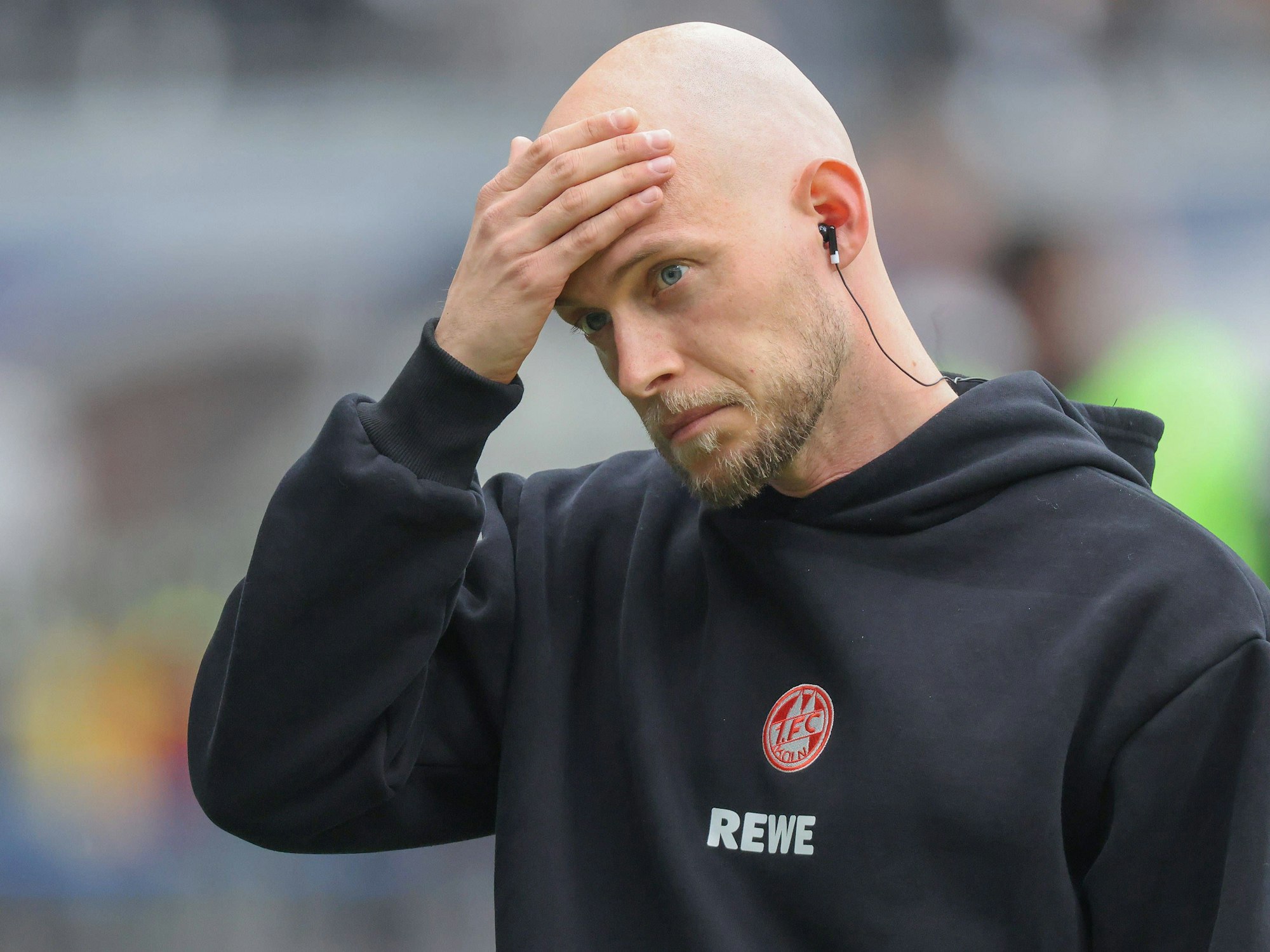 René Wagner fasst sich an die Stirn.