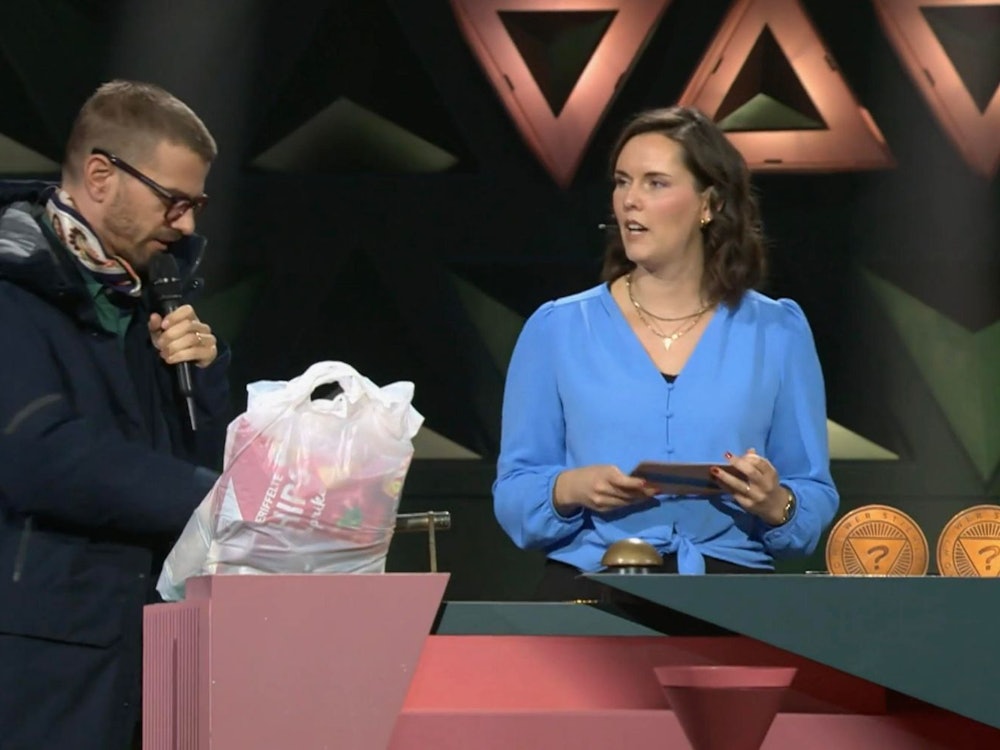 Mit Tankstellen-Snacks im Gepäck platzte Joko Winterscheidt verspätet in seine Show. Zuschauerin Kaja hatte ihn netterweise vertreten. (Bild: Joyn)