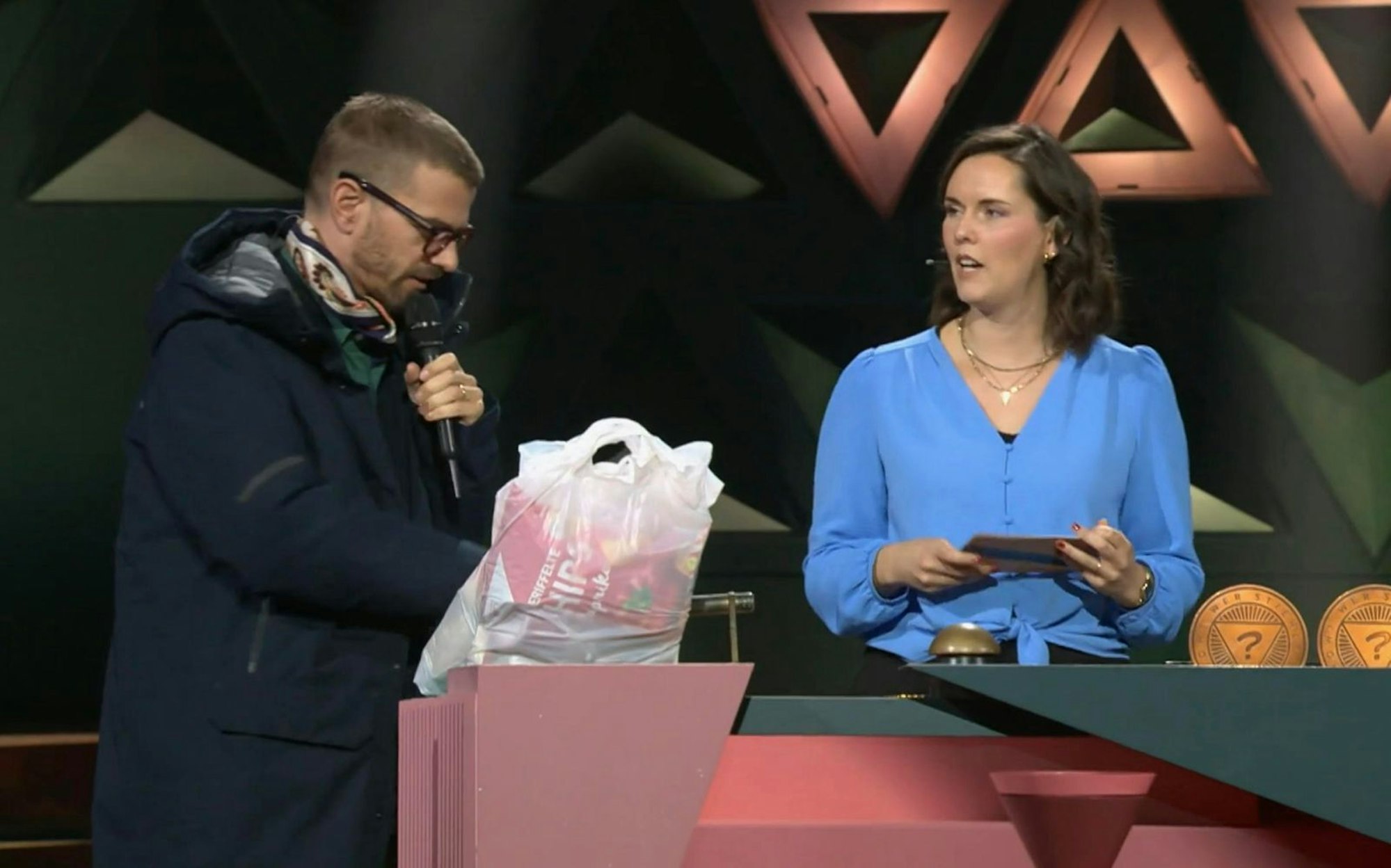 Mit Tankstellen-Snacks im Gepäck platzte Joko Winterscheidt verspätet in seine Show. Zuschauerin Kaja hatte ihn netterweise vertreten. (Bild: Joyn)