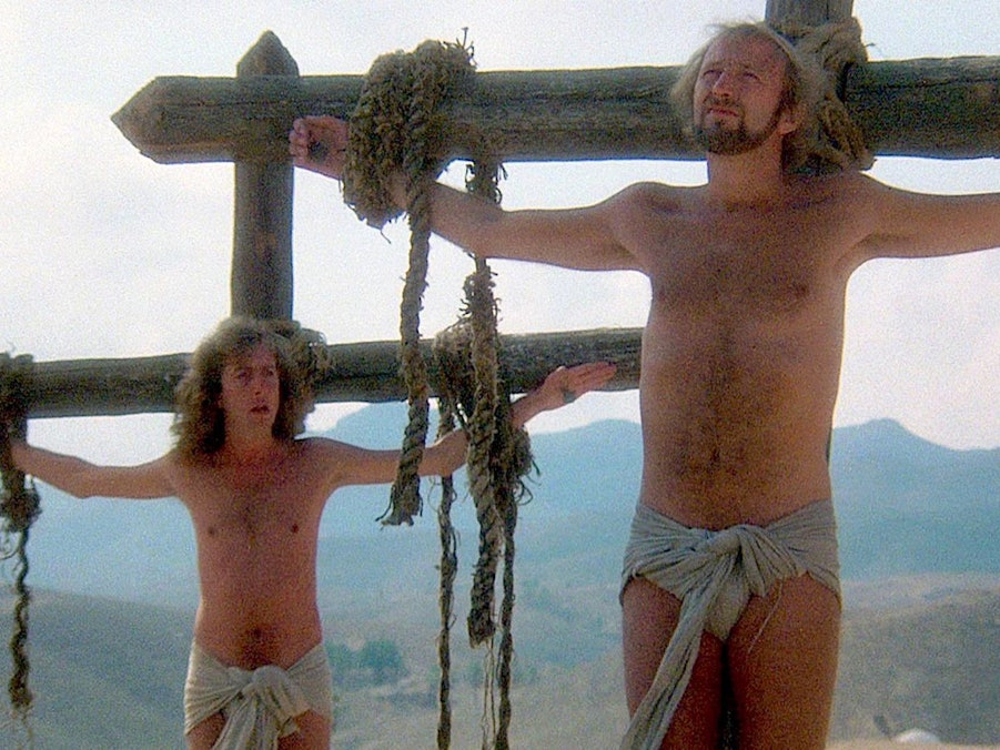 „Always look on the bright sight“, sangen Brian (Graham Chapman, rechts neben Eric Idle) und die anderen Gekreuzigten am Ende von „Das Leben des Brian“. Doch die lichten Seiten der Komödie wollten orthodoxe Vertreter christlicher und jüdischer Vereinigungen nicht sehen. Man war den Monty Pythons Respektlosigkeit und Blasphemie vor. (Bild: RTL II)