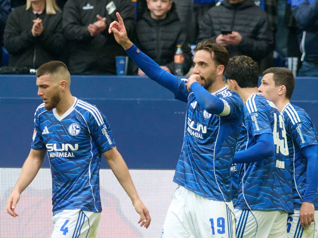 Kenan Karaman jubelt über sein Tor zum 1:0.