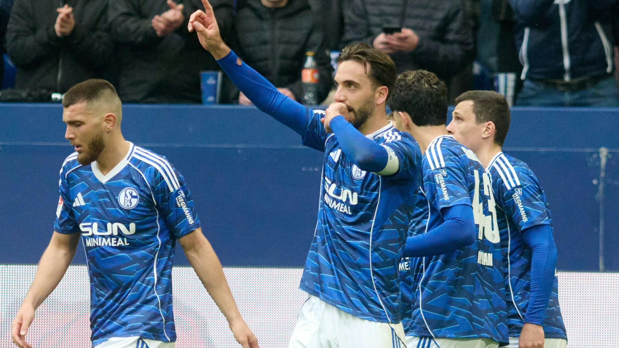 Kenan Karaman jubelt über sein Tor zum 1:0.