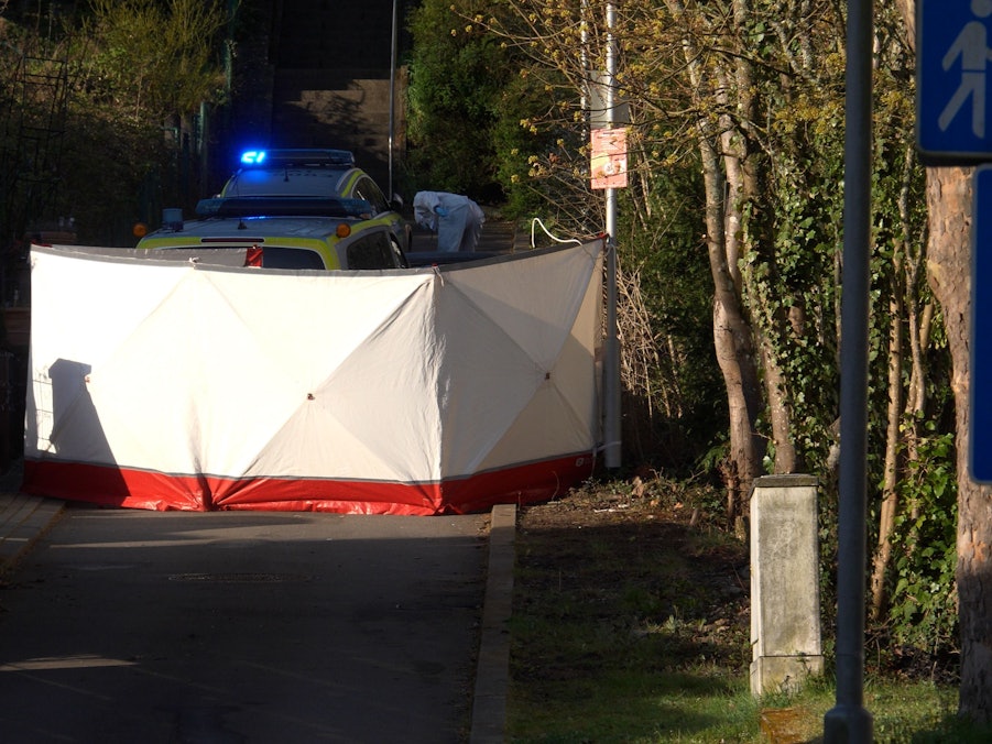 Ein Sichtschutz ist am Einsatzort aufgestellt. Bei einer Verfolgungsfahrt in Saarbrücken ist ein Mann durch Polizeischüsse verletzt worden und danach gestorben.