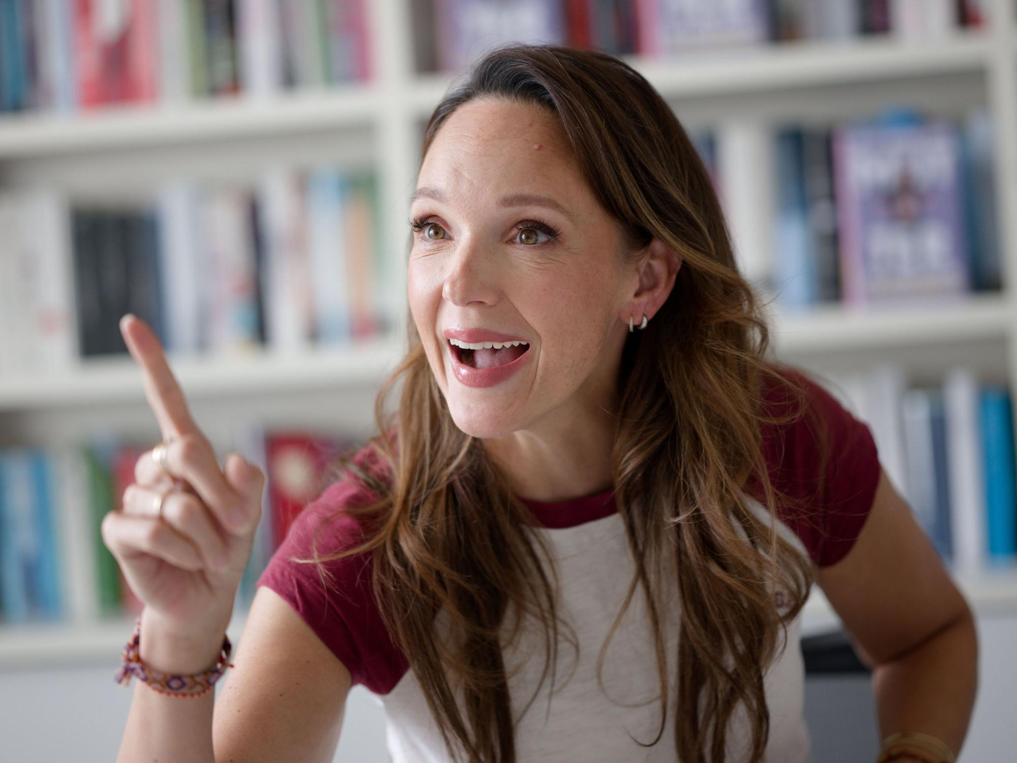 Comedian und Autorin Carolin Kebekus gestikuliert bei einem Interview mit der Deutschen Presse-Agentur in Köln.