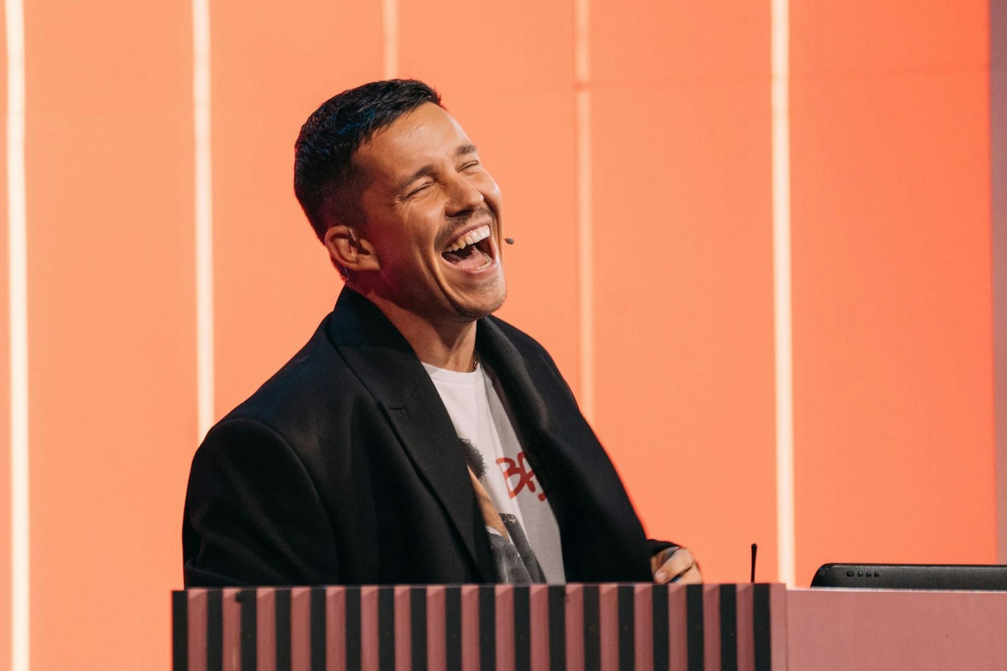 Niko Santos verpasste seine letzte Chance, auch mal Moderator bei „Wer stiehlt mir die Show?“ zu werden. Er punktete wieder souverän bei Musik-Challenges, über die zweite Gewinnstufe kam der sympathische Popstar diesmal aber nicht hinaus. (Bild: Joyn / Anna Reuter)