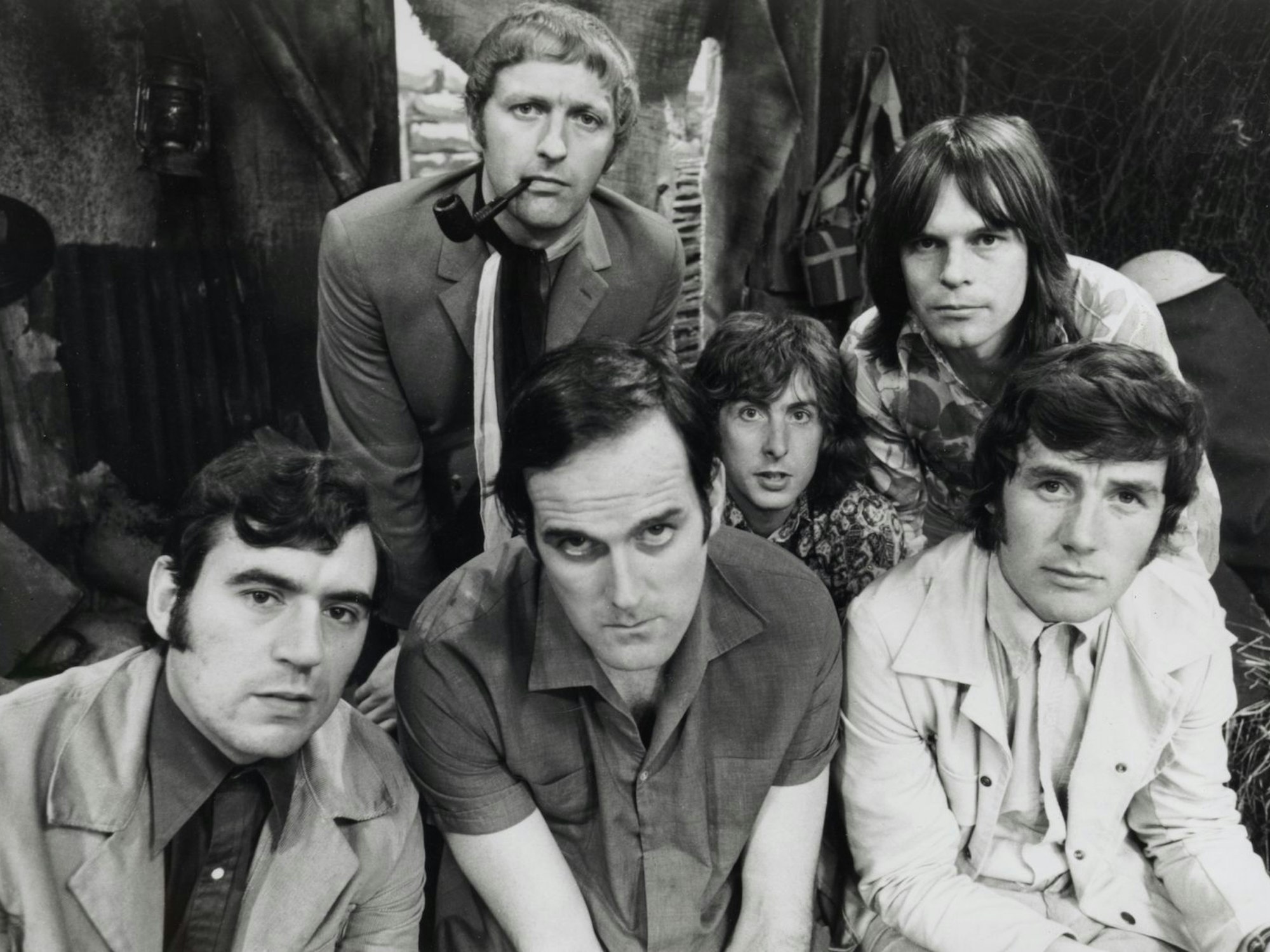 Mit der anarchistischen TV-Show „Monty Python's Flying Circus“ schrieb die britische Komiker-Truppe Monty Python Fernsehgeschichte: (von links) Terry Jones, Graham Chapman, John Cleese, Eric Idle, Terry Gilliam und Michael Palin. Ihre Sketche sind legendär, und auch ihre Filme sind britisches Kulturgut, allen voran „Das Leben des Brian“. (Bild: Edel)