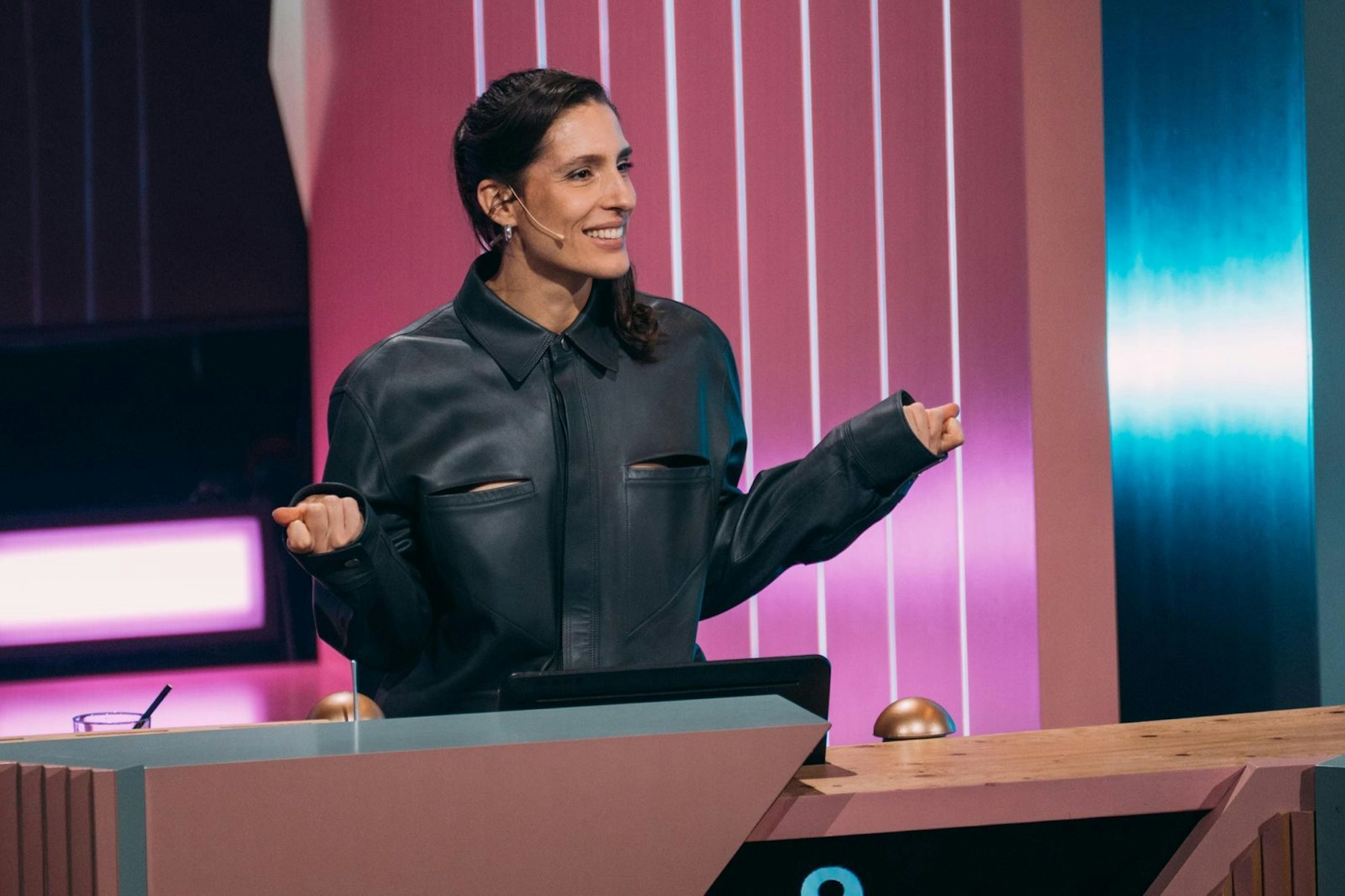 Endlich ist er da: der Abend ihres Triumphs. Andrea Petkovic sammelte über drei Gewinnstufen hin Punkte ein uns sicherte sich die wichtigen drei Münzen fürs Finale. Dort gelang ihr ein 5:2-Erfolg über Joko. Sie darf das Staffelfinale in der nächsten Woche moderieren. (Bild: Joyn / Anna Reuter)