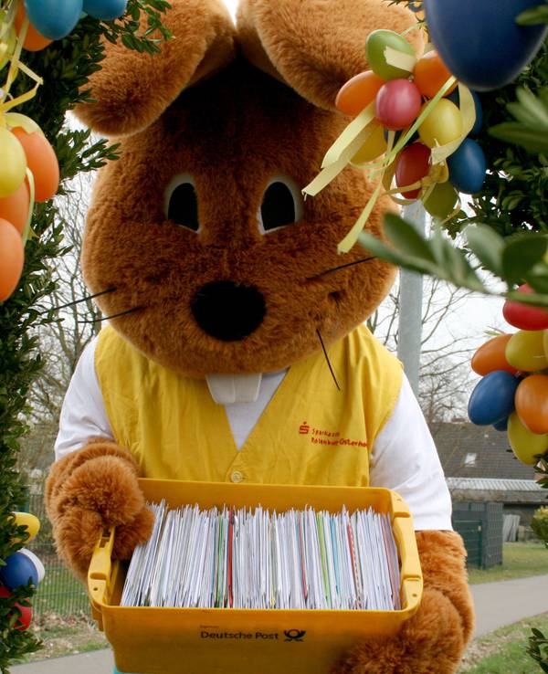 „Hanni Hase“ steht mit Post vor dem Osterpostamt. Der Osterhase und sein Team beantworten seit vielen Jahren Briefe von Kindern. Wer keine Briefe schreibt, kann per WhatsApp „Frohe Ostern“ wünschen.