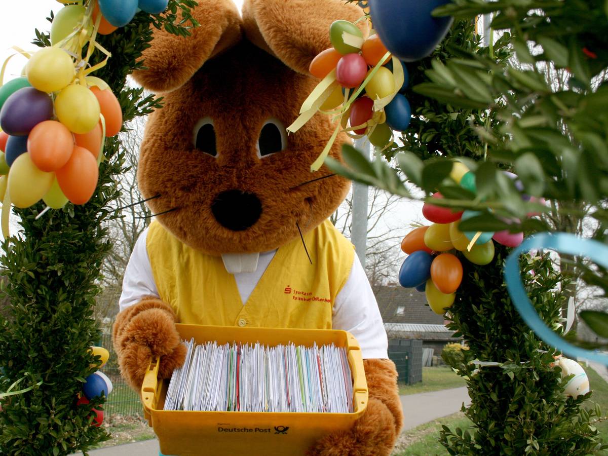 „Hanni Hase“ steht mit Post vor dem Osterpostamt. Der Osterhase und sein Team beantworten seit vielen Jahren Briefe von Kindern. Wer keine Briefe schreibt, kann per WhatsApp „Frohe Ostern“ wünschen.