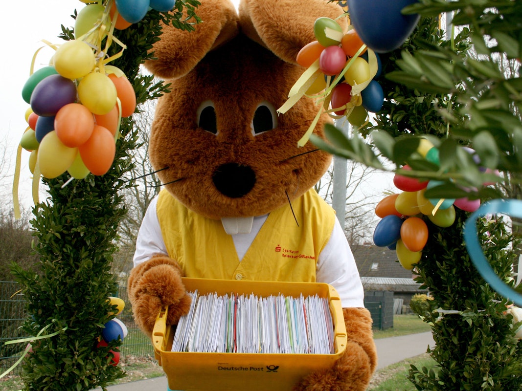 „Hanni Hase“ steht mit Post vor dem Osterpostamt. Der Osterhase und sein Team beantworten seit vielen Jahren Briefe von Kindern. Wer keine Briefe schreibt, kann per WhatsApp „Frohe Ostern“ wünschen.