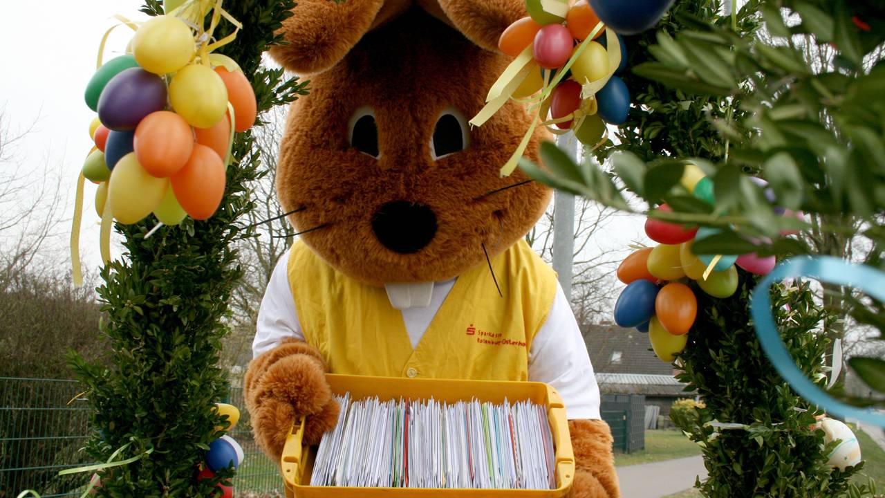 „Hanni Hase“ steht mit Post vor dem Osterpostamt. Der Osterhase und sein Team beantworten seit vielen Jahren Briefe von Kindern. Wer keine Briefe schreibt, kann per WhatsApp „Frohe Ostern“ wünschen.