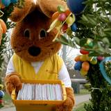 „Hanni Hase“ steht mit Post vor dem Osterpostamt. Der Osterhase und sein Team beantworten seit vielen Jahren Briefe von Kindern. Wer keine Briefe schreibt, kann per WhatsApp „Frohe Ostern“ wünschen.