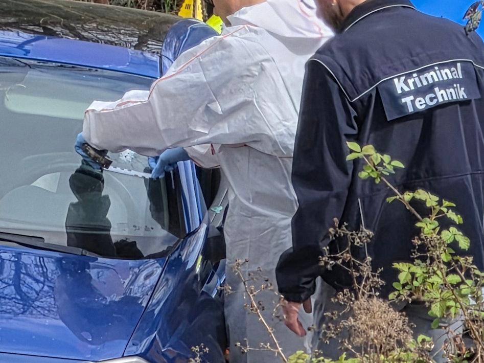 Kriminaltechniker arbeiten am Einsatzort. Bei einer Verfolgungsfahrt in Saarbrücken ist ein Mann durch Polizeischüsse verletzt worden und danach gestorben. Ein Schuss ging offensichtlich direkt durch die Windschutzscheibe.
