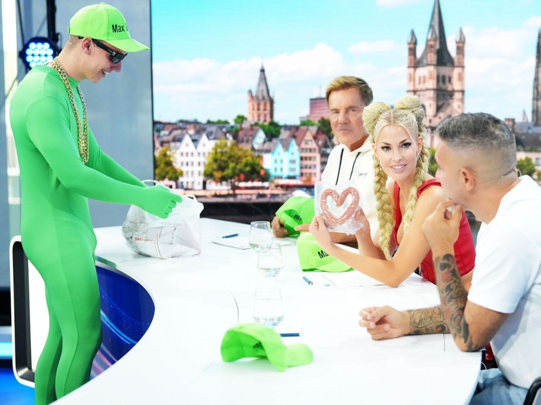 Auch wandelnde Skurrilitäten wie Max Grün sind wieder bei DSDS dabei. Den stellten Dieter Bohlen, Isi Glück und Bushido (rechts) ins Achtung: „Das ist lächerlich, peinlich.“ (Bild: RTL / Stefan Gregorowius)