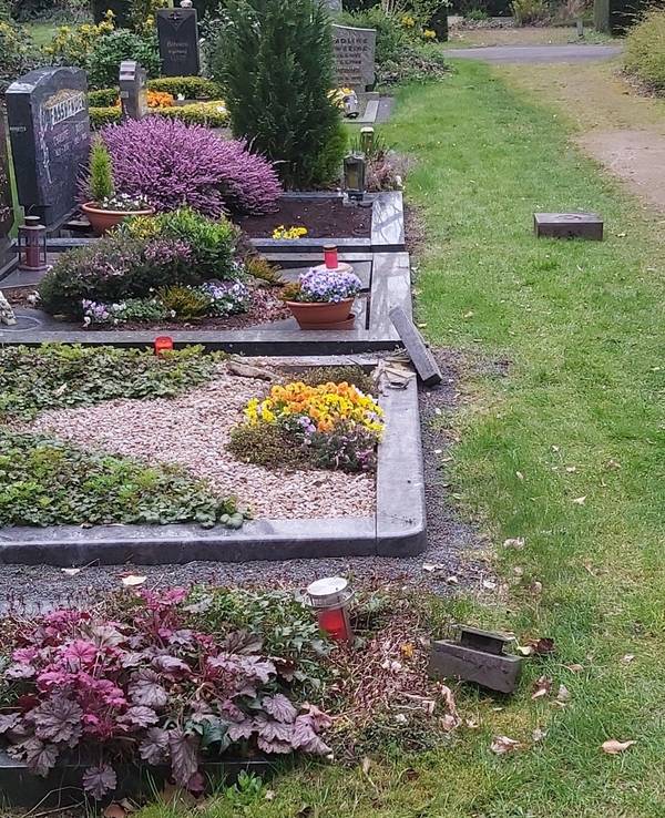 Zahlreiche Gräber wurden auf dem Friedhof in Köln-Niehl zerstört.
