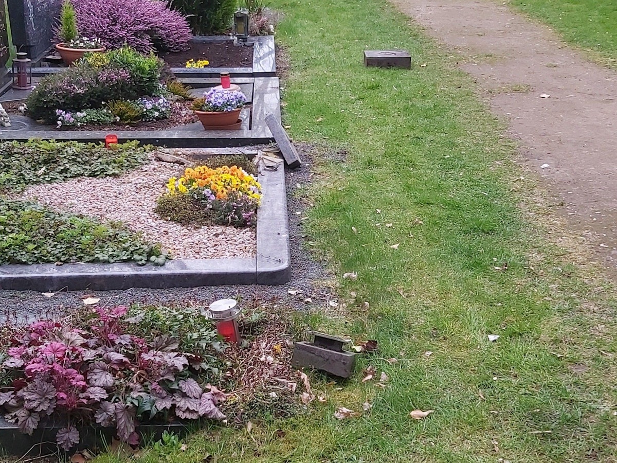 Zahlreiche Gräber wurden auf dem Friedhof in Köln-Niehl zerstört.