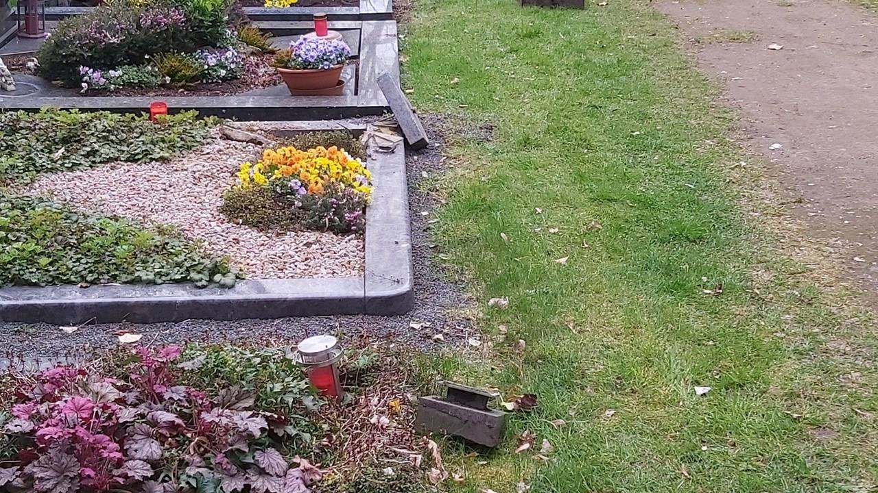 Zahlreiche Gräber wurden auf dem Friedhof in Köln-Niehl zerstört.