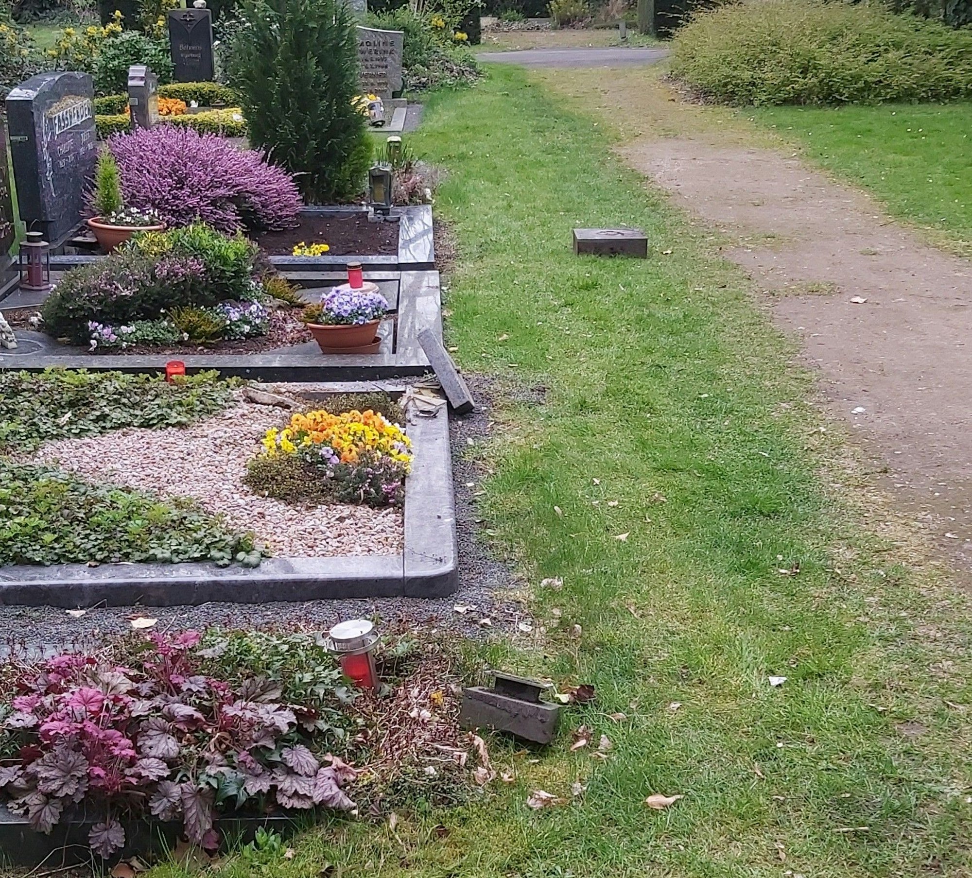 Zahlreiche Gräber wurden auf dem Friedhof in Köln-Niehl zerstört.