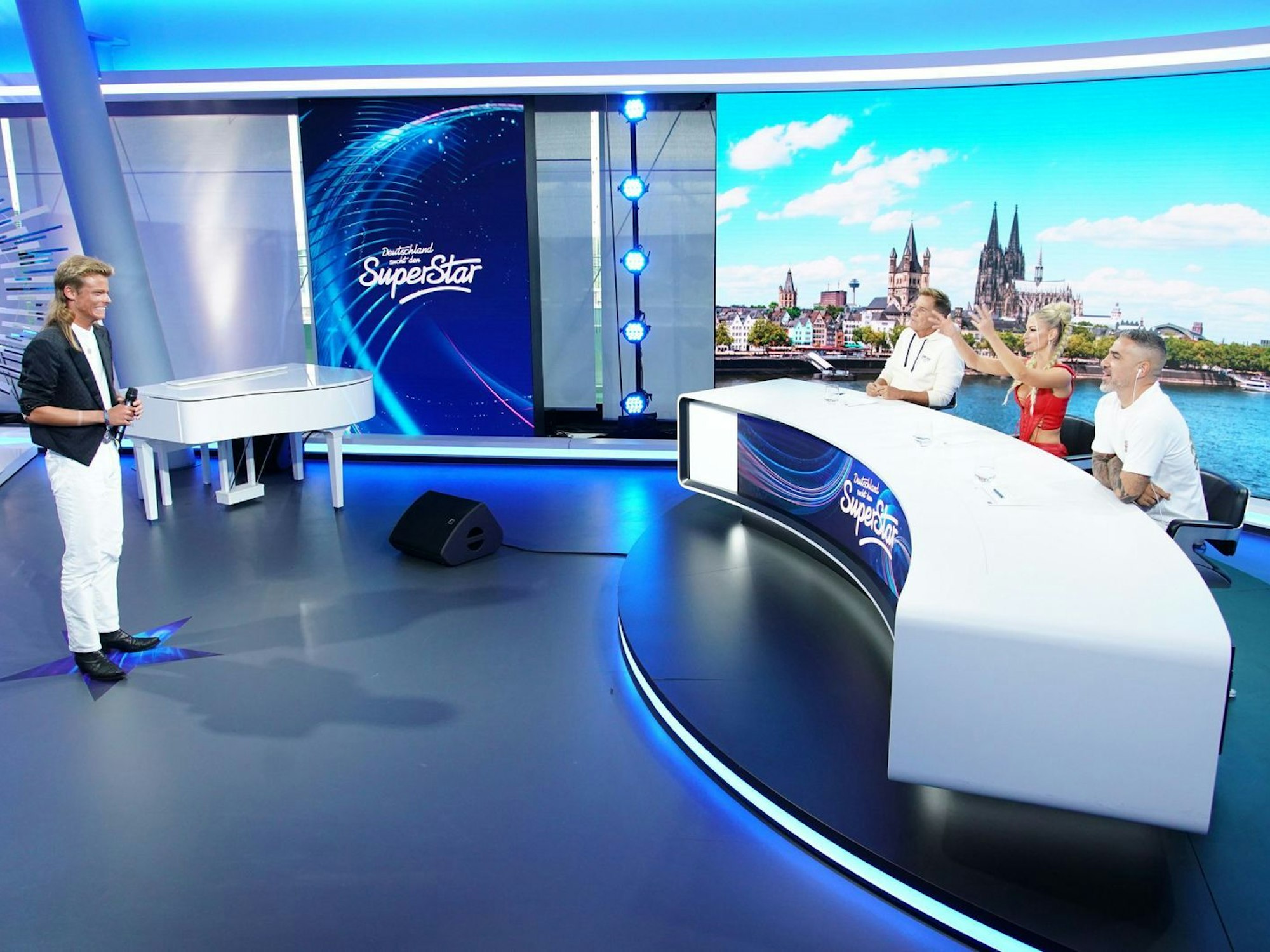 Was ist das? Evan Schuy (18) trägt den Gedächtnis-Fokuhila des jungen Dieter Bohlen und das Styling von Thomas Anders. Aber singen kann er: Recall! (Bild: RTL / Stefan Gregorowius)