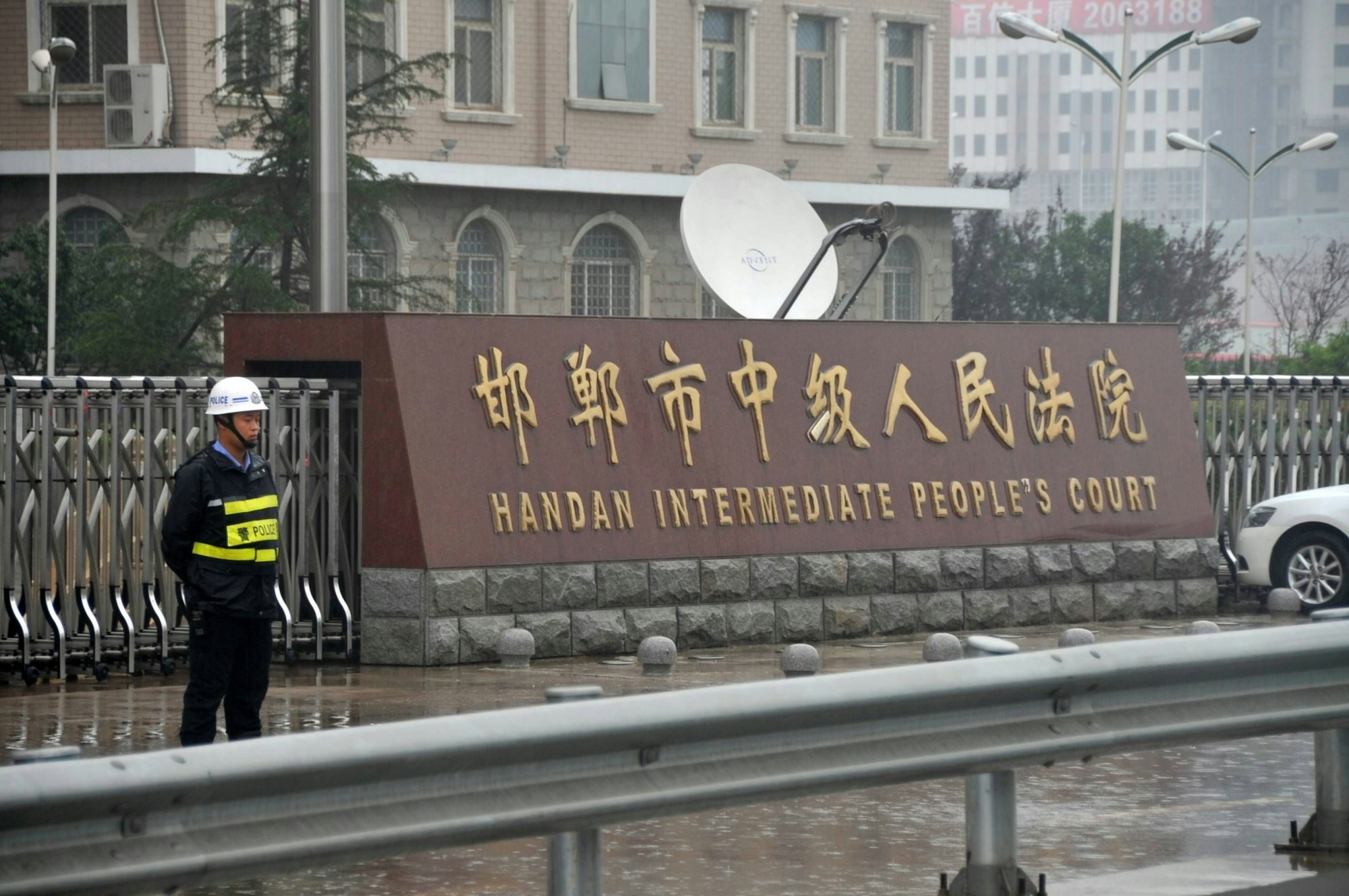 Ein Polizist steht avor dem Mittleren Volksgericht in Handan, einer Stadt in der nordchinesischen Provinz Hebei, Wache. (Symbolfoto)