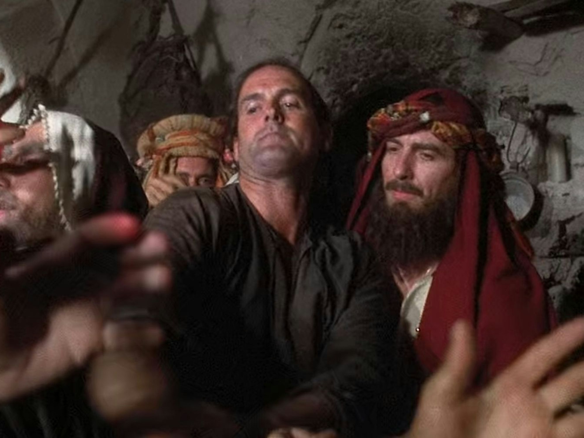 Vier Millionen Dollar ließ George Harrison für die Produktion von „Das Leben des Brian“ springen. Dafür durfte er in der Komödie eine kleine Rolle spielen, einen gewissen Mr. Papadopoulos (rechts neben einer Figur von John Cleese). (Bild: Handmade Films / Sony Pictures Home Entertainment)