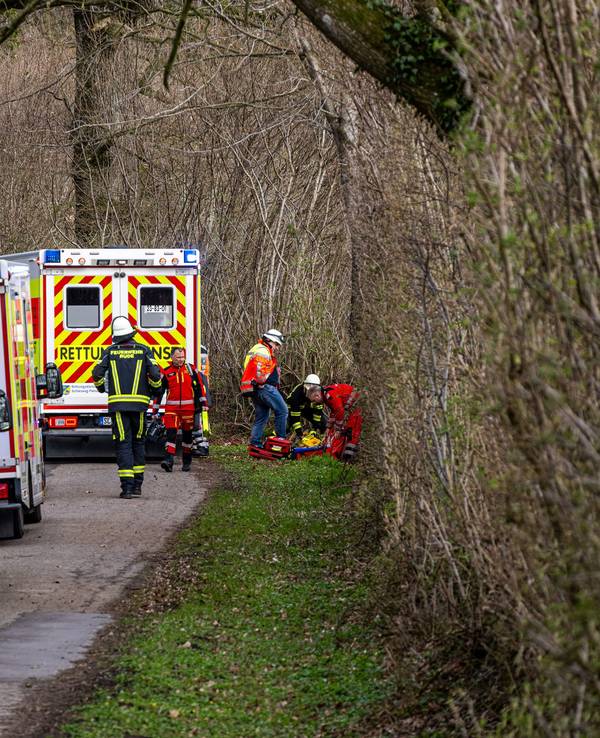 In einem Wald in Satrupholm bei Flensburg kam es bei der Ostereiersuche am Sonntag zu einer Tragödie.