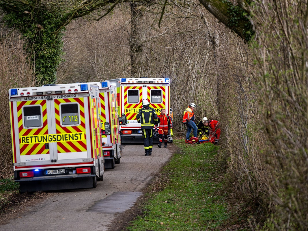 In einem Wald in Satrupholm bei Flensburg kam es bei der Ostereiersuche am Sonntag zu einer Tragödie.