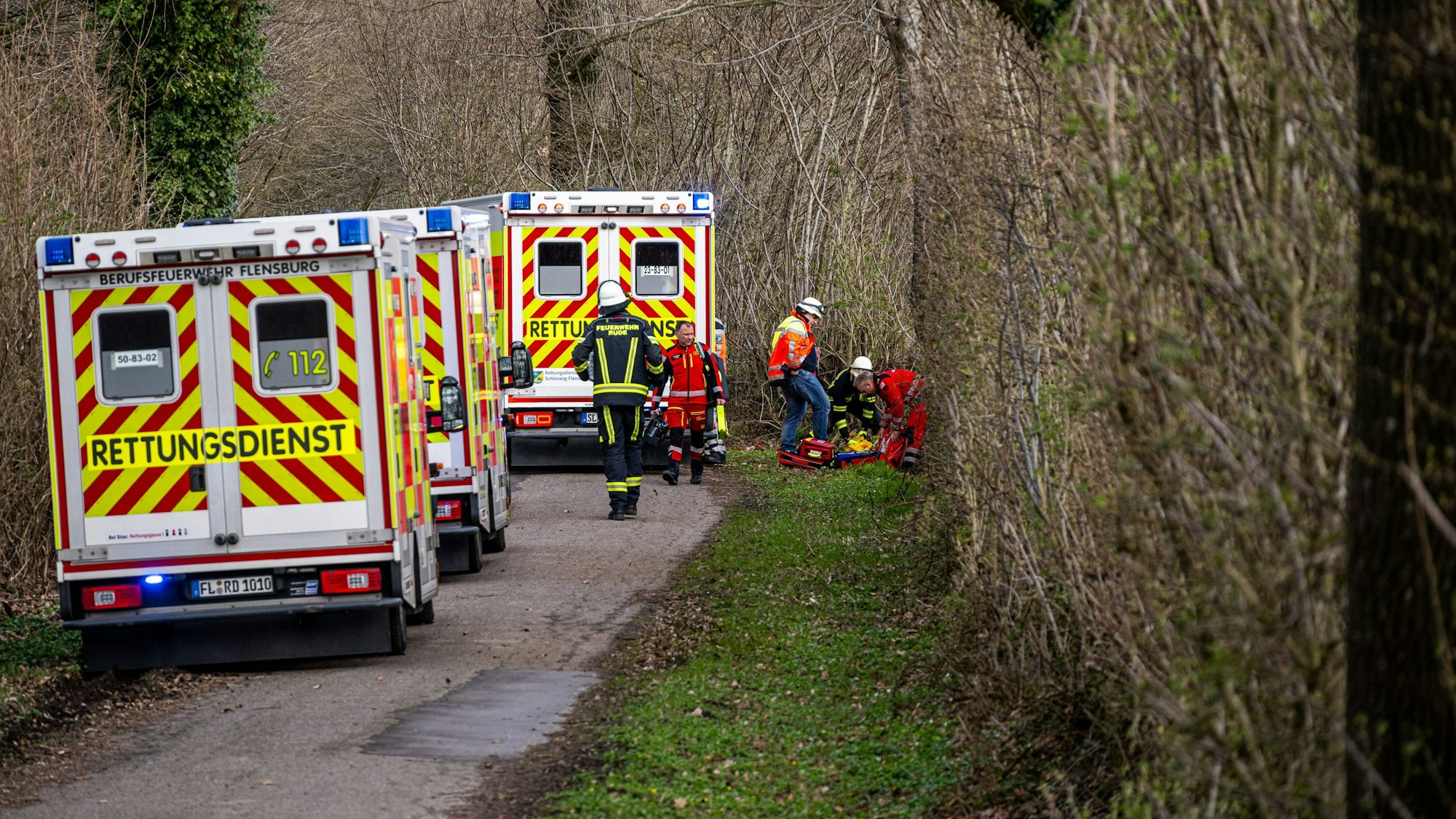 In einem Wald in Satrupholm bei Flensburg kam es bei der Ostereiersuche am Sonntag zu einer Tragödie.