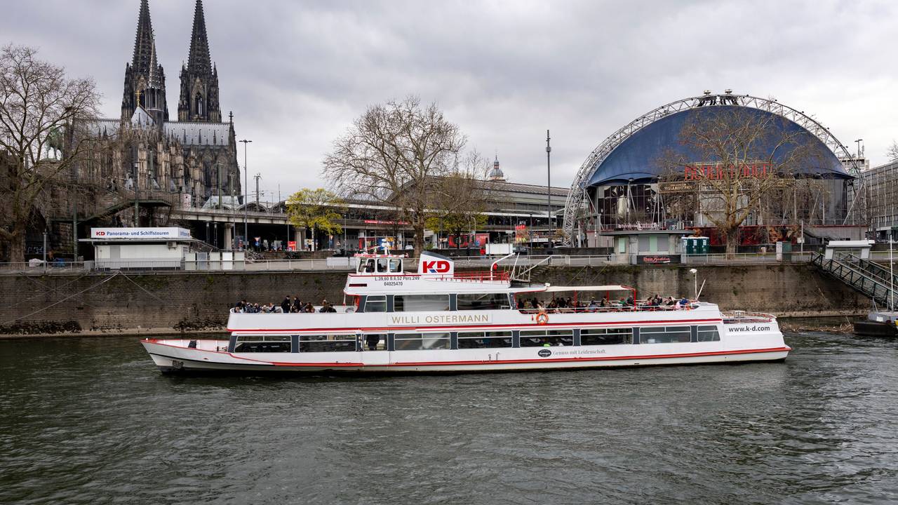 Das Kölner Rheinufer mit Blick das Schiff „Willi Ostermann“, das vor der Kölner Altstadt und dem Kölner Dom am Ufer angelegt hat.