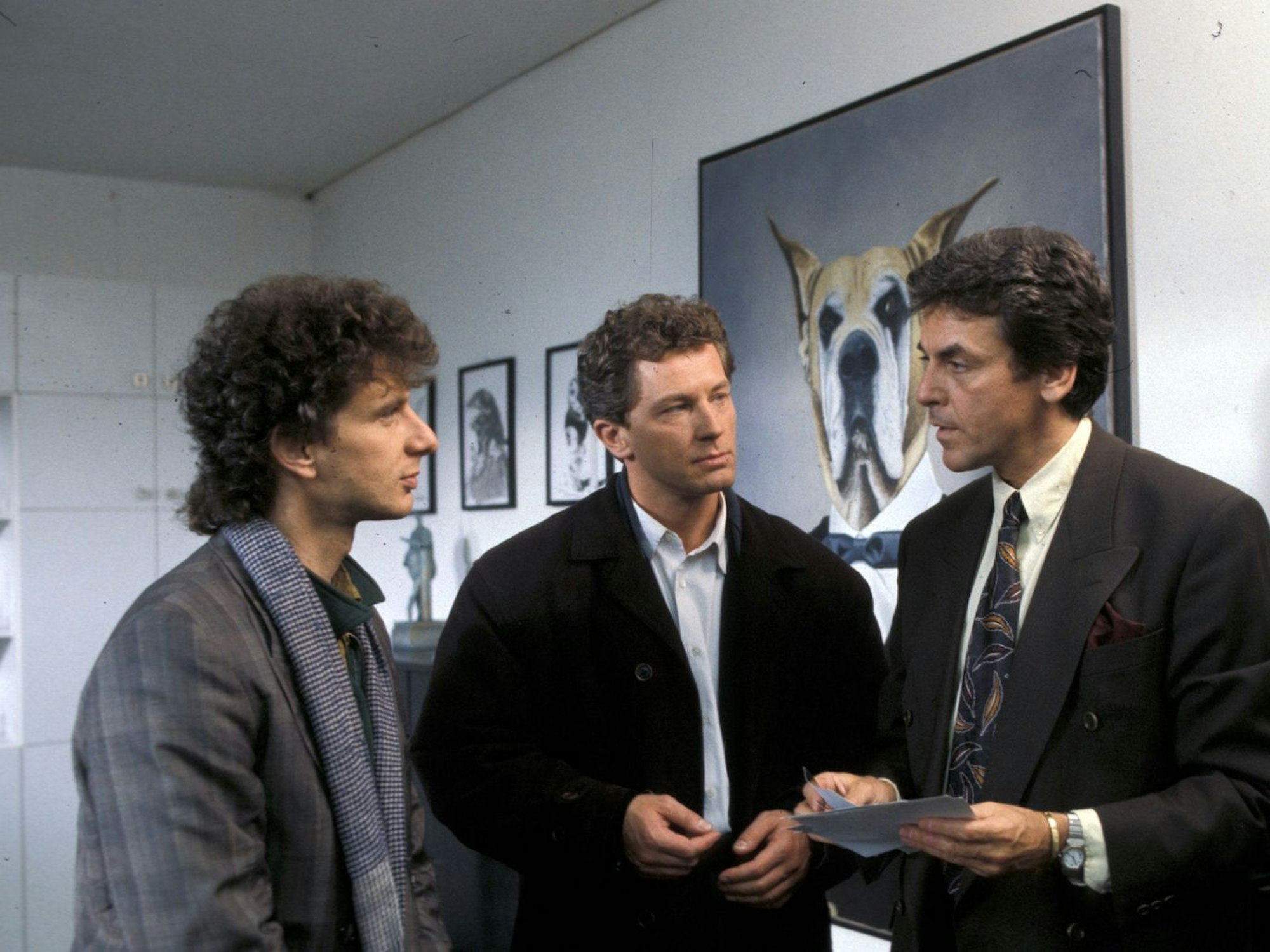 Klaus Pelzer (Bela Erny, rechts) gehörte die gleichnamige Kosmetikfirma, der die Verstorbene unerlaubte Tierversuche vorgeworfen hatte. Batic und Leitmayr sahen sich den Mann genauer an. (Bild: BR/Bavaria Film GmbH/Thomas Klausmann)